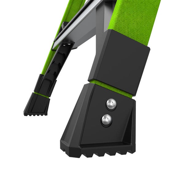 Nahaufnahme der rutschfesten Standfüße einer grünen Stehleiter aus Glasfaser mit Metallschrauben.