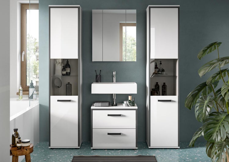 Modernes Badezimmermöbel-Set in Weiß und Grau mit zwei Hochschränken, Waschbeckenunterschrank und Spiegelschrank in hellem, geordnetem Ambiente.