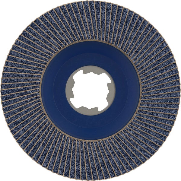 Winkelschleifer beim Bearbeiten eines Metallprofils