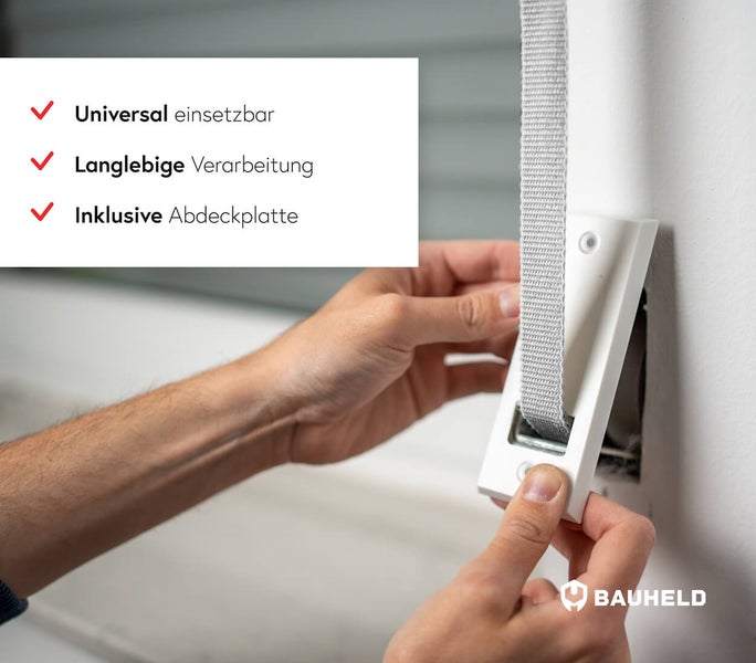 Person montiert Rollladengurtwickler mit Abdeckplatte an der Wand. Produkteigenschaften: Universell einsetzbar und langlebige Verarbeitung. Bauheld Logo.