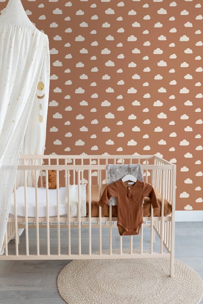 Babyzimmer mit Kinderbett, Himmelbett und Wolken Tapete