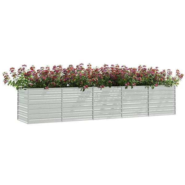 Langer rechteckiger Pflanzkasten mit horizontaler Lattenstruktur bepflanzt mit blühenden Blumen
