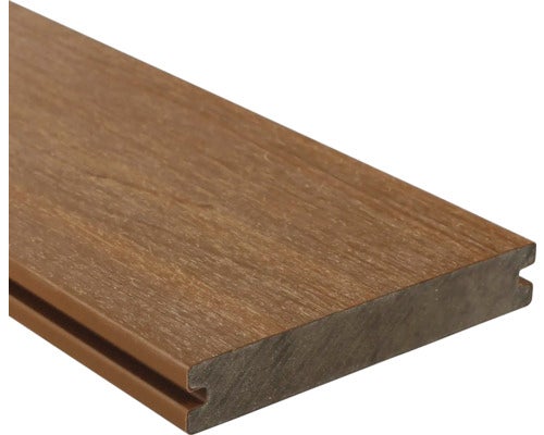 Braune WPC-Terrassendiele mit strukturierter Holzmaserung und seitlicher Nut zur Befestigung.