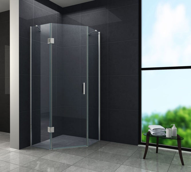 Eckdusche aus Glas mit Tür in einem Badezimmer mit Fliesen