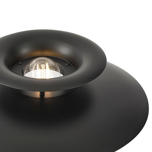 Schwarzer Lampenschirm aus Metall mit sichtbarem LED-Filament-Leuchtmittel.