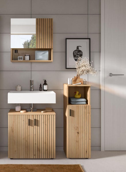 Modernes Badezimmer mit Waschtischunterschrank, Spiegelschrank und Hochschrank in heller Holzoptik mit Lamellenfronten und weißem Waschbecken.