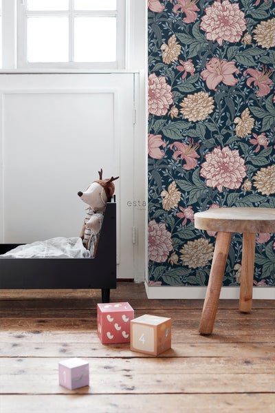 Kinderzimmer mit floraler Tapete, Kinderbett, Spielzeug und Holzhocker