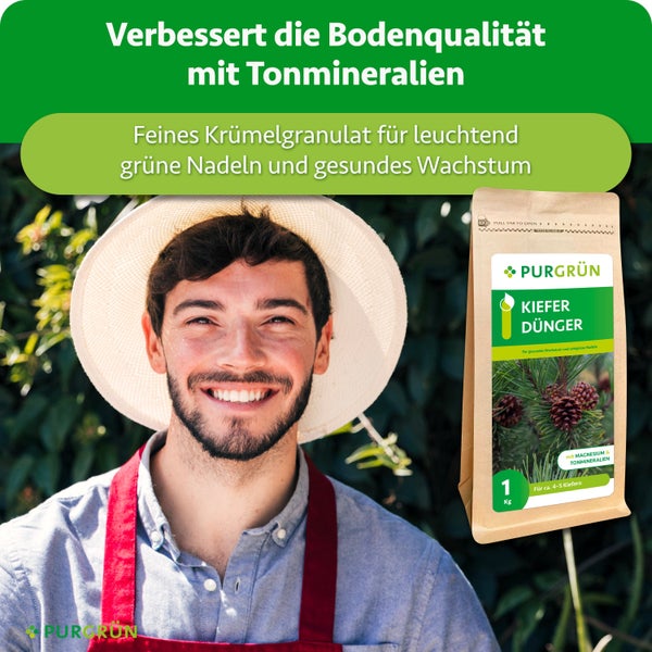 Ein fröhlicher Gärtner mit einem Beutel Purgrün Kieferndünger mit Tonmineralien und Magnesium für gesundes Wachstum von Nadelgehölzen.
