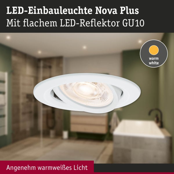 LED-Einbauleuchte Nova Plus mit flachem GU10-Reflektor, schwenkbar, warmweißes Licht, installiert in einem Badezimmer.
