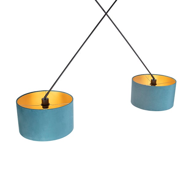 Zweiflammige Pendelleuchte mit gekreuzten schwarzen Stäben und blauen Stoffschirmen mit goldener Innenseite.