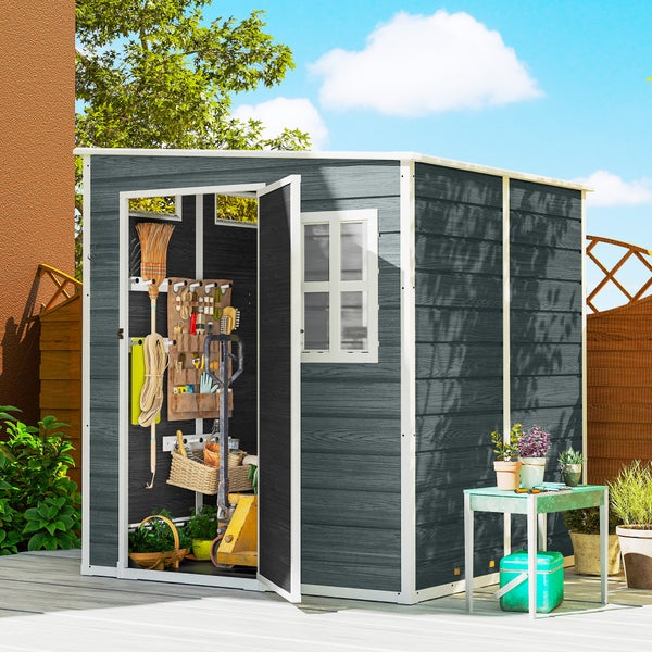 Organisiertes Gartenhaus aus Kunststoff in Holzoptik mit Pultdach, Fenster und geöffneter Tür, ausgestattet mit Wandhaltern und Gartengeräten.