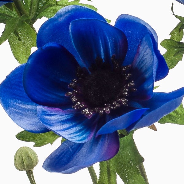 Künstliche Anemone mit blauen Blütenblättern, dunkler Mitte und grünen Blättern.