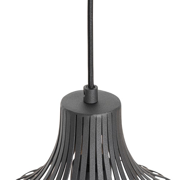 Detailaufnahme einer Pendelleuchte mit offenem Schirm und Textilkabel