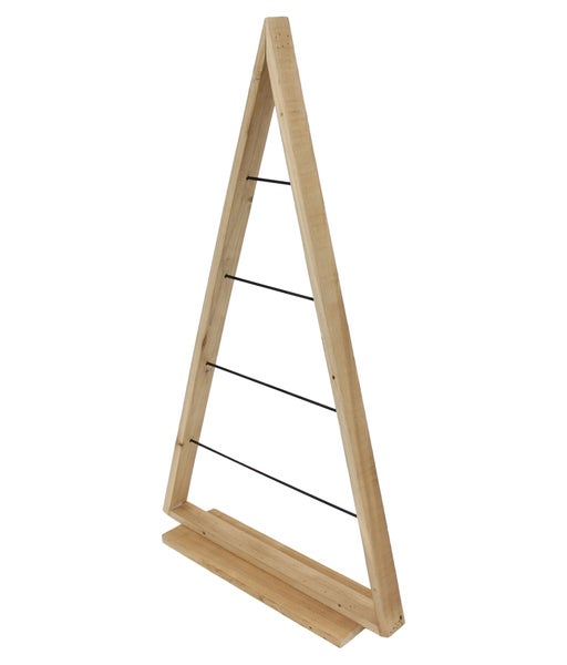 Dekorativer Weihnachtsbaum aus Holz in Pyramidenform mit horizontalen Metallstreben zur Dekoration