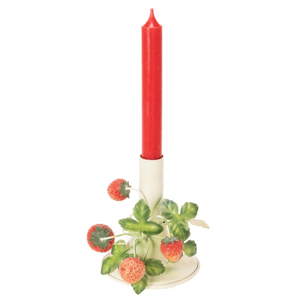 Kerzenständer mit roter Stabkerze, verziert mit künstlichen Erdbeeren und grünen Blättern.