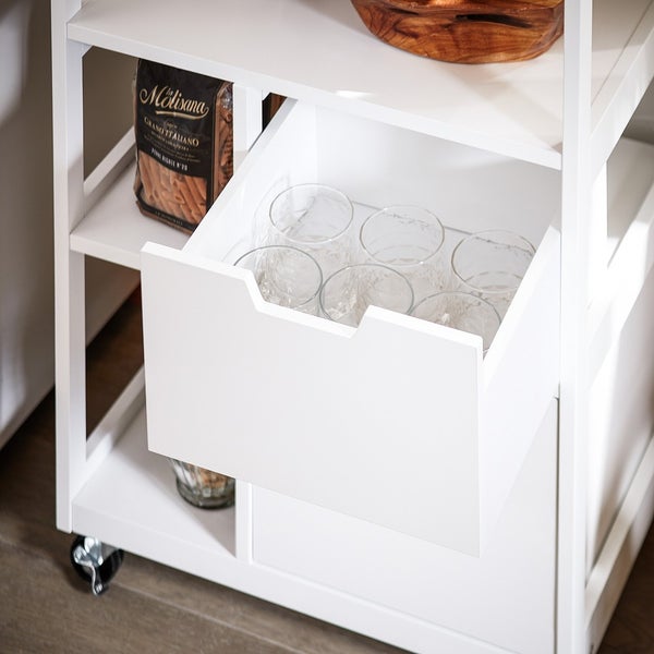 Detailansicht eines weißen Küchenwagens mit Schublade und Gläsern
