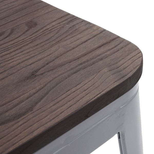 Detailansicht eines Hockers mit Holzplatte und Metallgestell