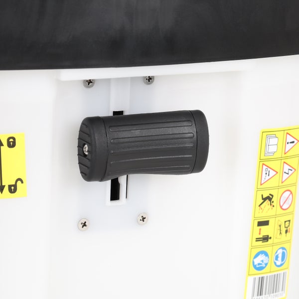 Detailansicht eines schwarzen Griffs zur Bedienung eines Geräts.