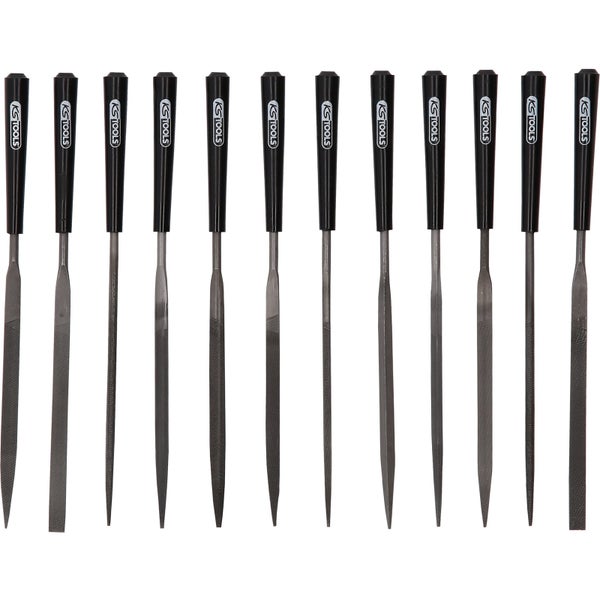 Komplette Duschkabine mit mehreren Massagedüsen, Handbrause und Ablagen im Badezimmer.