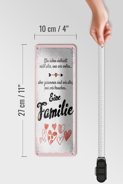 Dekoratives Schild mit der Aufschrift Eine Familie und Herzmotiven