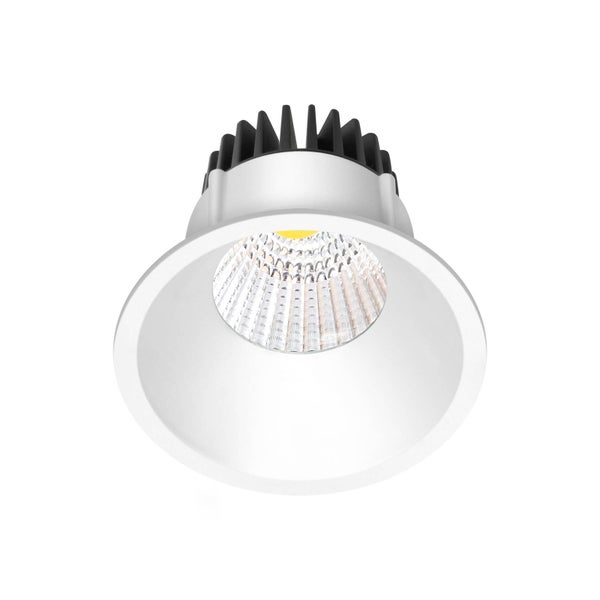 Rundes LED-Downlight mit weißem konischem Innenreflektor, facettiertem Zentrum und schwarzen Kühlrippen auf der Rückseite.