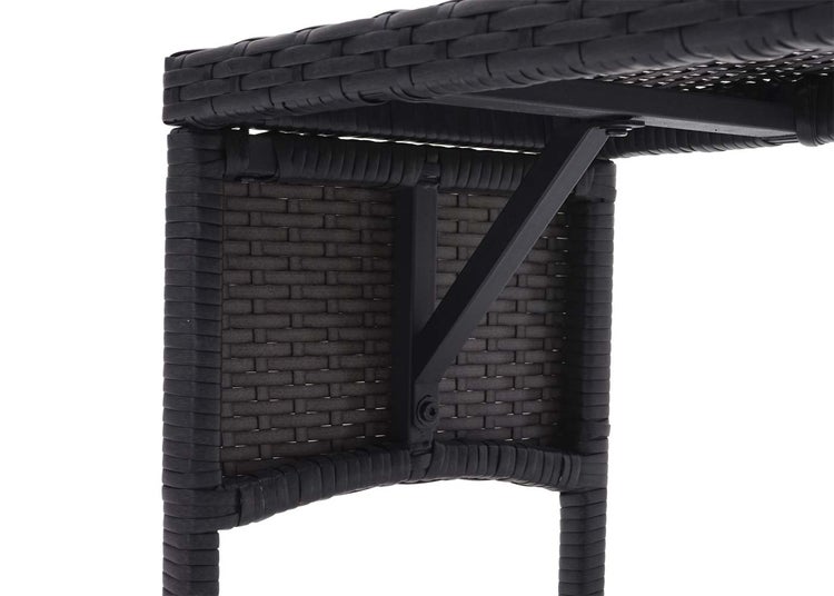 Detailansicht der Unterseite eines Gartenmöbels aus Poly-Rattan mit einer stabilisierenden Metallstrebe.
