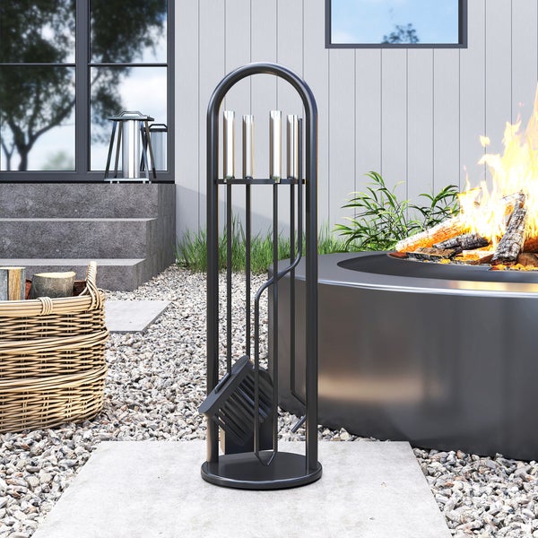 Kamingarnitur neben Feuerstelle im Garten