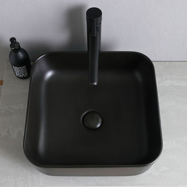 Schwarzes Aufsatzwaschbecken mit Armatur und Seifenspender auf Waschtisch