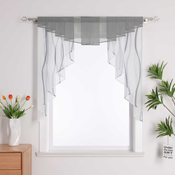 Dekoschals mit Gardinenstange vor einem Fenster