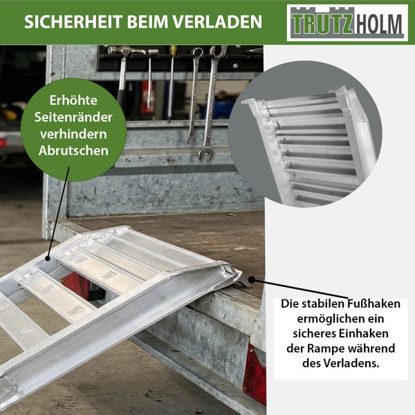 Aluminium-Auffahrrampe mit erhöhten Seitenrändern und stabilen Fußhaken für sicheres Verladen an einem Anhänger, Trutzholm Logo.