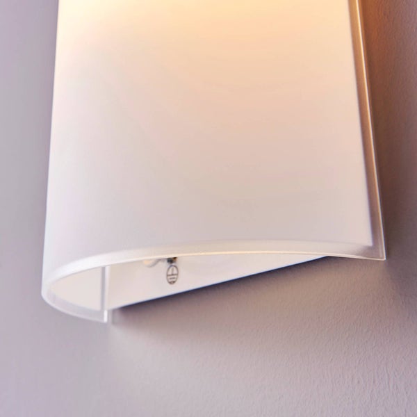 Gebogene Wandleuchte aus satiniertem Glas.