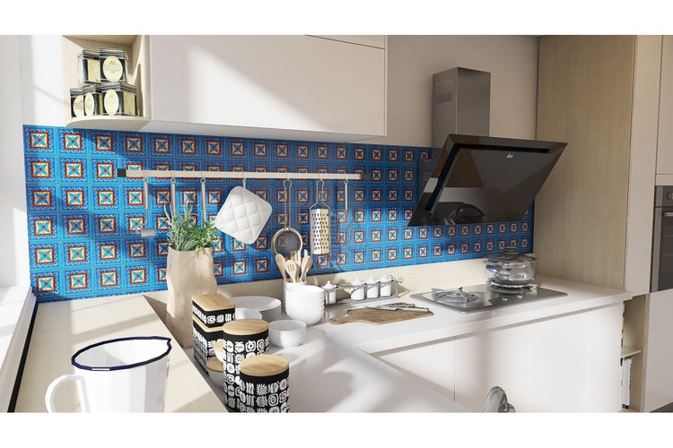 Küchenszene mit blau gemusterten Fliesen, Kochutensilien und moderner Dunstabzugshaube.