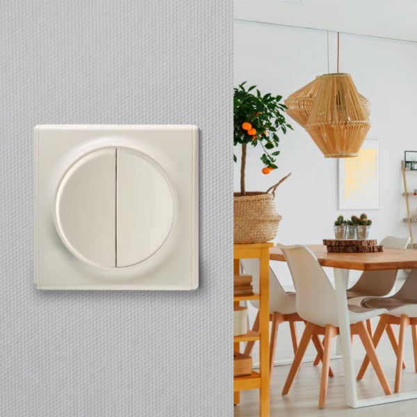 Ein moderner Lichtschalter mit zwei Wippen auf einer strukturierten Wand, daneben ein heller Wohnraum mit Holzmöbeln und Lampen.
