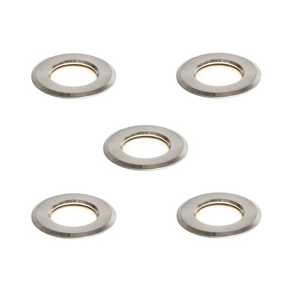 Fünf runde LED-Bodeneinbauleuchten aus gebürstetem Metall für den Außenbereich.