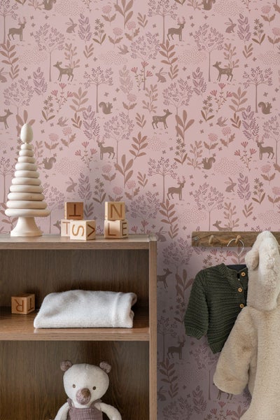 Kinderzimmer mit einer Tapete mit Waldmotiven, einem Holzregal mit Spielsachen und Kleidung