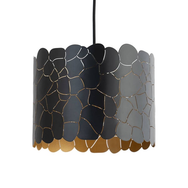 Zylindrische Pendelleuchte aus Metall mit dekorativem Mosaikmuster, außen schwarz und innen goldfarben.