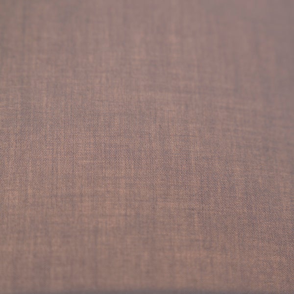 Nahaufnahme der gewebten Textur eines Stoffes.