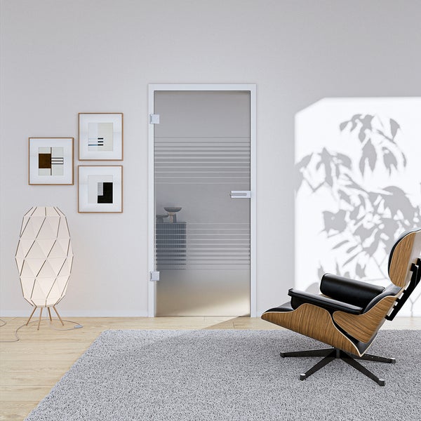 Ganzglastür mit horizontalem Streifendekor in einem hellen Wohnzimmer mit modernem Design-Sessel und Stehlampe.