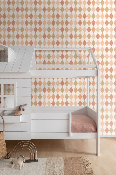 Kinderzimmer mit Etagenbett und Rautenmuster-Tapete