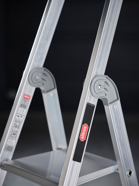Detailansicht einer Aluminium-Trittleiter mit Altrex Logo