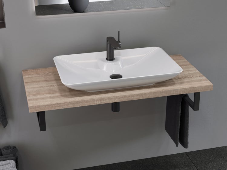 Waschbecken mit Waschtischplatte und Handtuchhalter im Badezimmer