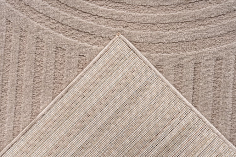 Strukturdetail und Ruckseite eines Teppichs mit kreisformigen und linearen Mustern