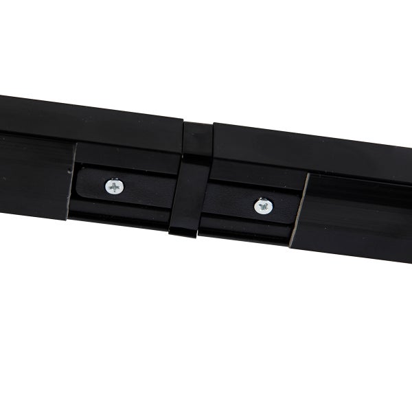 Nahaufnahme eines schwarzen Profils mit einem Verbindungsstück und zwei silbernen Schrauben.