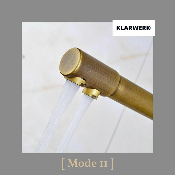 Klarwerk Logo. Küchenarmatur in Messing gebürstet mit zwei Wasserstrahlen im Modus zwei.