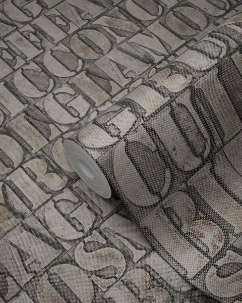 Tapetenrolle mit Buchstabenmuster