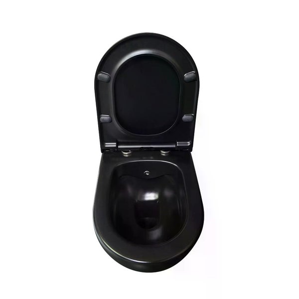 Dekokissen auf einem Sofa mit getrockneten Blättern im Hintergrund