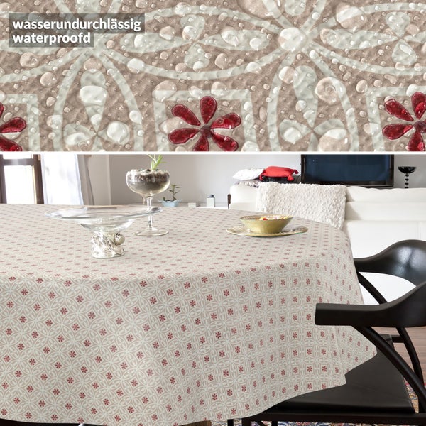 Wasserundurchlässige Tischdecke mit floralem Muster auf einem Esstisch in einem hellen Wohnzimmer.