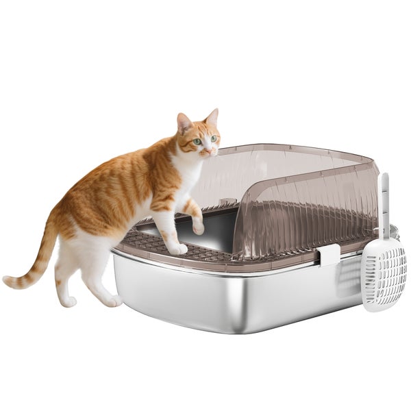 Katzenklo aus Edelstahl mit halbtransparentem hohem Rand, Streuschaufel und einer rot-weißen Katze, die hineinsteigt.
