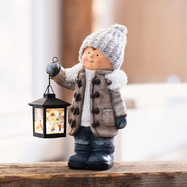 Dekorative Winterfigur eines Jungen mit einer Laterne
