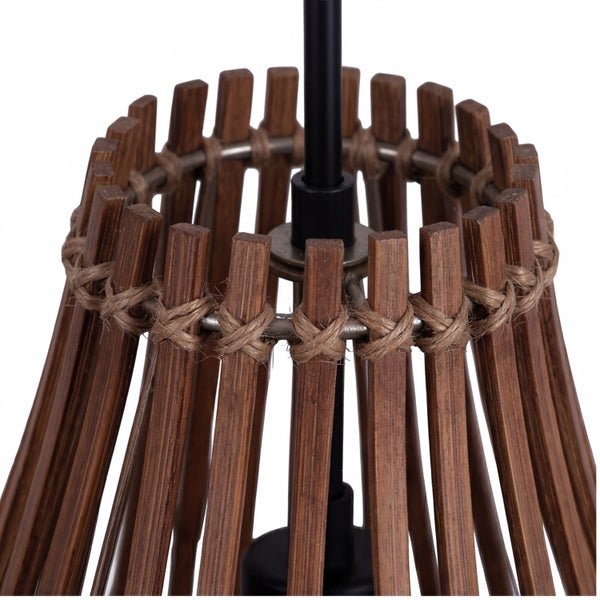 Nahaufnahme eines Lampenschirms aus Holzstäben mit Seilbefestigung und Metallrahmen.